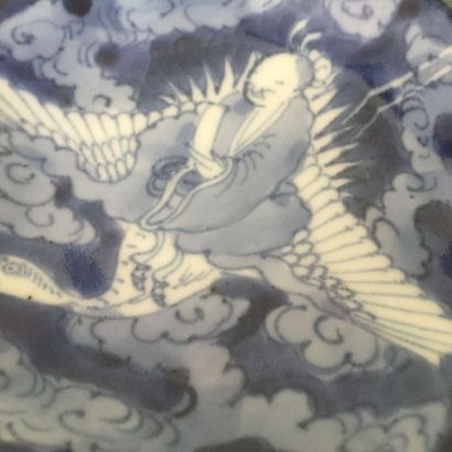 Arts d'Asie Suite de trois coupelles octogonales en porcelaine d'Arita . Japon. Période...