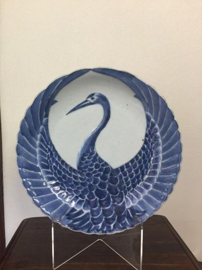 Arts d'Asie Coupe en porcelaine d'Arita à marli polylobé décorée en bleu cobalt sous...