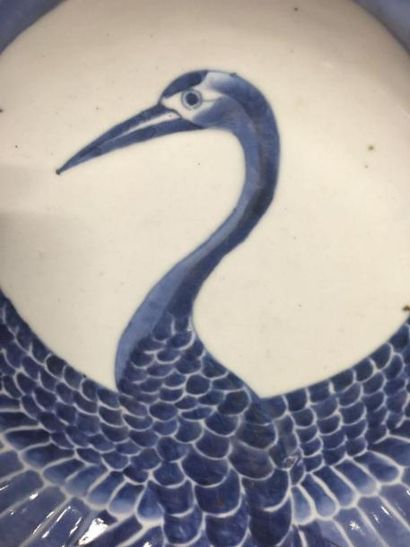 Arts d'Asie Coupe en porcelaine d'Arita à marli polylobé décorée en bleu cobalt sous...