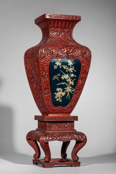 Arts d'Asie Vase quadrangulaire sur tablette quadripode en laque cinabre décoré sur...