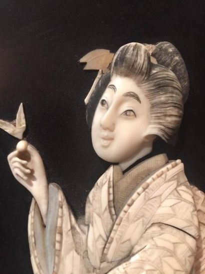 Arts d'Asie Panneaux de laque illustrés de deux geishas en kimonos en incrustations...