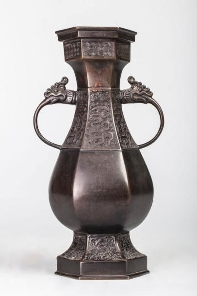 Arts d'Asie Vase a corps hexagonal serti de larges anses à tête de chimère et moulé...