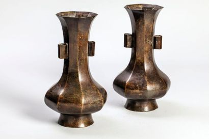 Arts d'Asie Paire de vases à corps octogonal serti d'anses cylindriques au col. Bronze....
