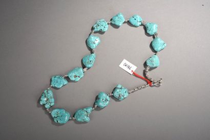 Arts d'Asie Collier recomposé selon la tradition de perles turquoise et de petites...