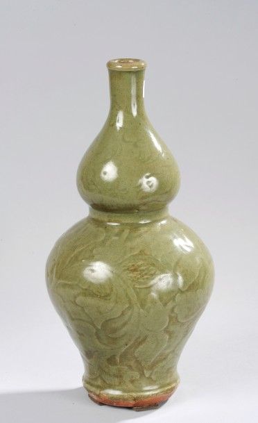 Arts d'Asie Vase double gourde du Longquan sur base étroite en épaisse porcelaine...