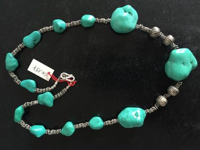 Arts d'Asie Collier recomposé selon la tradition de perles de turquoise, et métal...
