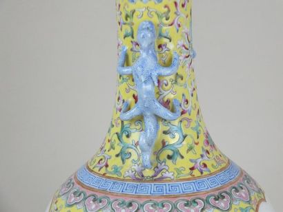 Arts d'Asie Vase balustre moulé de deux anses chimères appliquées au col , en porcelaine...