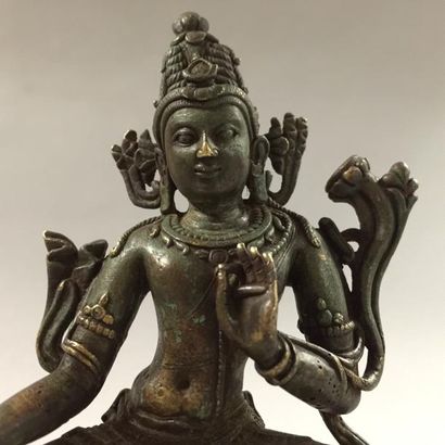 Arts d'Asie Le Boddhisattva Lokeshvara assis en lalitasana sur un double socle lotiforme...