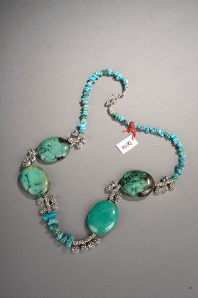 Arts d'Asie Collier recomposé selon la tradition de 4 turquoises plates, perles de...