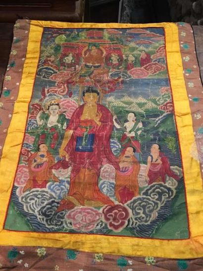 Arts d'Asie Tanka Buddha debout accompagné de ses disciples. Pigments polychromes...