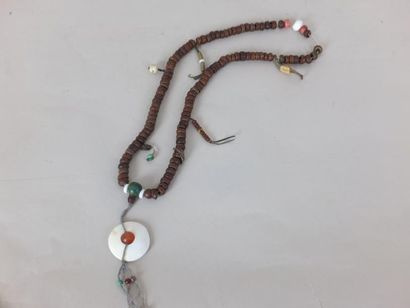 Arts d'Asie Collier copodé de perles de bois , turquoise, agate et coquillage . Tibet...