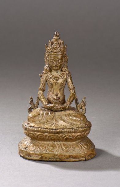 Arts d'Asie Buddha Amitayus assis en méditation sur un socle à double rangée de lotus...