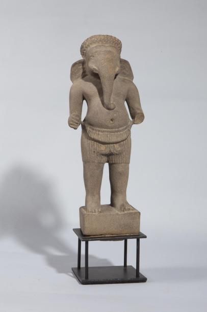 Arts d'Asie Ganesh debout sur un tertre quadrangulaire vêtu d'un sampot court plissé...