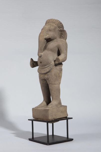 Arts d'Asie Ganesh debout sur un tertre quadrangulaire vêtu d'un sampot court plissé...