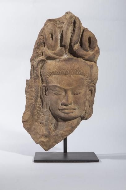 Arts d'Asie Haut relief de sanctuaire illustré d'une tête de Devata à la chevelure...