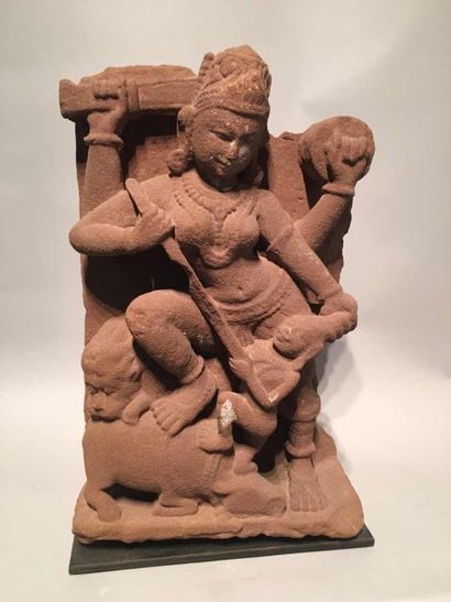Arts d'Asie Mahisasuramardini forme de Durga tuant le démon buffle. Pierre grès rose....