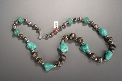 Arts d'Asie Collier recomposé selon la tradition de perles de métal argenté et turquoise....