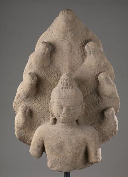 Arts d'Asie Torse de Buddha Mucilinda, abrité par le naga septacéphal pour le protéger...