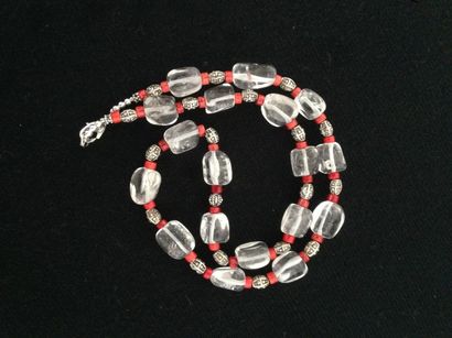 Arts d'Asie Collier recomposé selon la tradition de perles de cristal de roche, petites...