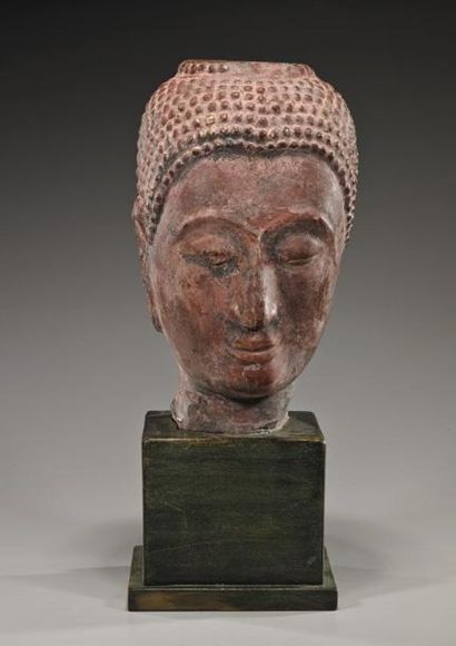 Arts d'Asie Tête de Buddha à la coiffure organisée en fines bouclettes . Pierre grès...