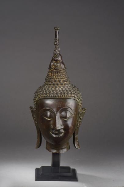 Arts d'Asie Tête de Buddha à l'expression sereine méditative, les lobes d'oreilles...