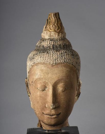 Arts d'Asie Importante tête de Buddha à la beauté juvénile , l'expression sereine,...