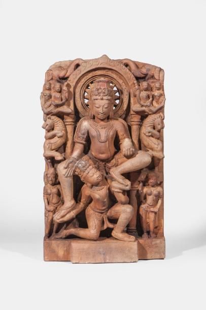 Arts d'Asie Stèle illustrant Vishnu assis en délassement supporté par son serviteur...