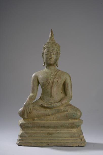 Arts d'Asie Buddha Maravijaya assis en virasana. Bronze à patine verte. Royaume de...