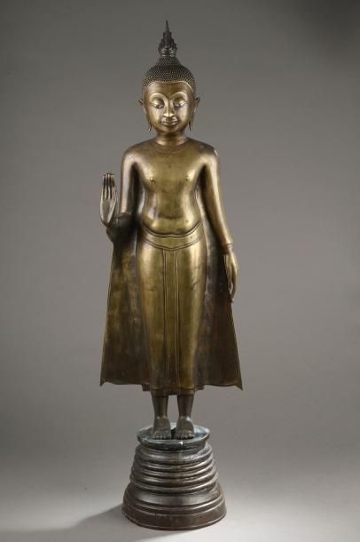 Arts d'Asie Buddha debout sur un tertre circulaire la main droite en abya mudra et...