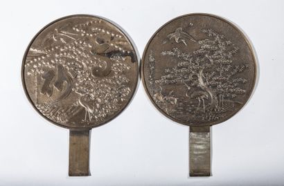Arts d'Asie Deux miroirs illustrés de daims et grues dans une forêt. Bronze. Japon....