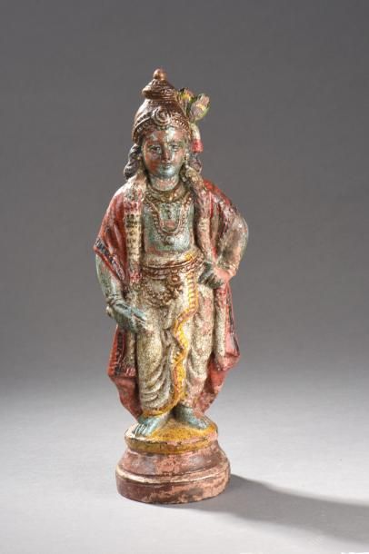 Arts d'Asie Krishna debout richement vêtu et paré. Terre cuite polychrome. Inde....