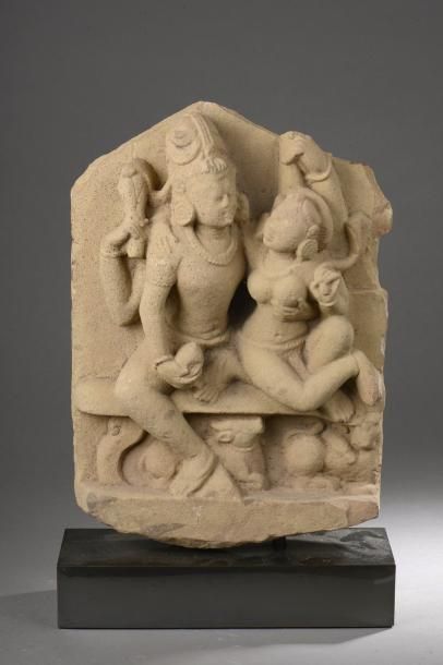 Arts d'Asie Stèle Uma Maheshvara, le couple divin Shiva et Parvati assis tendrement...