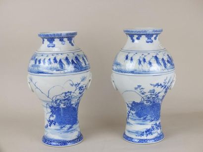 Arts d'Asie Paire de vases en porcelaine blanche décorés en bleu cobalt sous couverte...