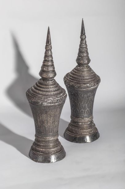 Arts d'Asie Paire de boites stupa reliquaire à offrandes. Argent repoussé. Thaïlande....