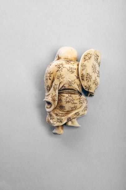 Arts d'Asie Okimono : personnage enrobé vêtu d'un kimono. Ivoire. Japon. Période...