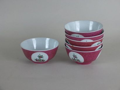 Arts d'Asie Suite de six coupes creuses en porcelaine famille rose décoré de banches...
