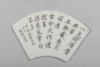 Arts d'Asie Plaque en forme d'eventail en porcelaine blanche calligraphiée en brun....