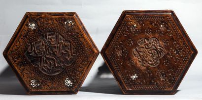 Arts d'Asie Deux guéridons hexagonaux en bois ciselé et incrusté d'os. Syrie. 20...