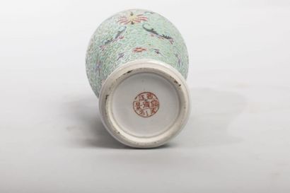 Arts d'Asie Vase balustre en porcelaine à glaçure polychrome orné de motifs floraux...