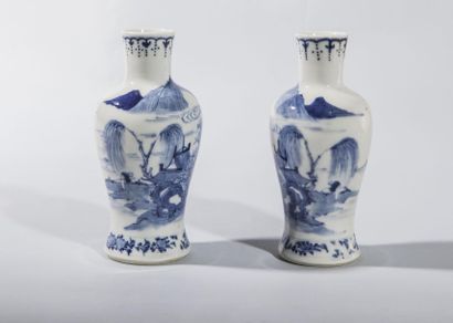 Arts d'Asie Paire de petits vases balustre en porcelaine blanche décoré en bleu cobalt...