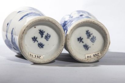 Arts d'Asie Paire de petits vases balustre en porcelaine blanche décoré en bleu cobalt...