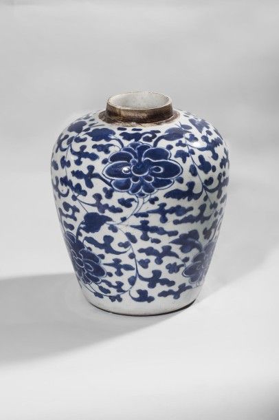 Arts d'Asie Pot à fond plat et épaulement arrondi en porcelaine blanche décorée en...