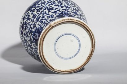 Arts d'Asie Potiche en porcelaine blanche décorée en bleu cobalt sous couverte de...