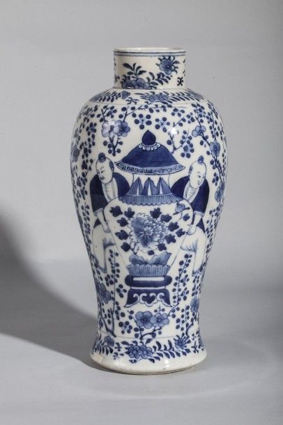 Arts d'Asie Vase balustre en porcelaine blanche décoré en bleu cobalt sous couverte...