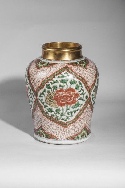 Arts d'Asie Pot en porcelaine wucaï décoré en émaux 5 couleurs sur la couverte de...