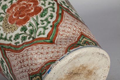 Arts d'Asie Pot en porcelaine wucaï décoré en émaux 5 couleurs sur la couverte de...