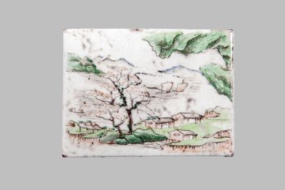 Arts d'Asie Plaque de porcelaine en émaux polychromes décorée d'un paysage lacustre...