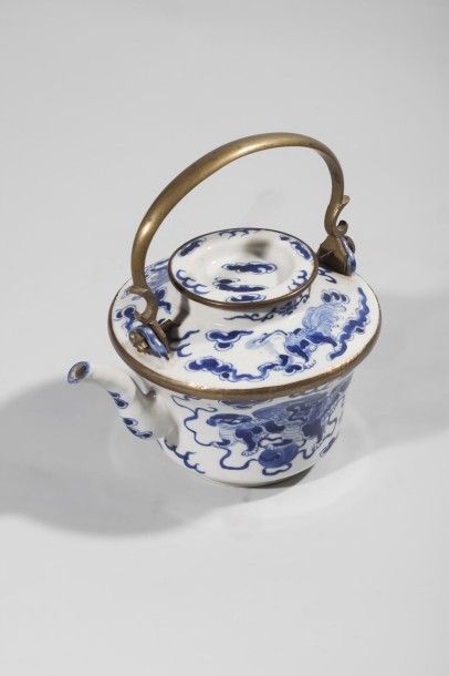Arts d'Asie Verseuse en porcelaine blanche décorée en bleu cobalt sous couverte de...