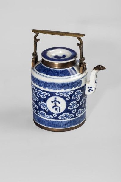 Arts d'Asie Suite de onze verseuses en porcelaine blanc bleu. Chine. Dynastie Qing....