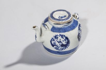 Arts d'Asie Suite de onze verseuses en porcelaine blanc bleu. Chine. Dynastie Qing....